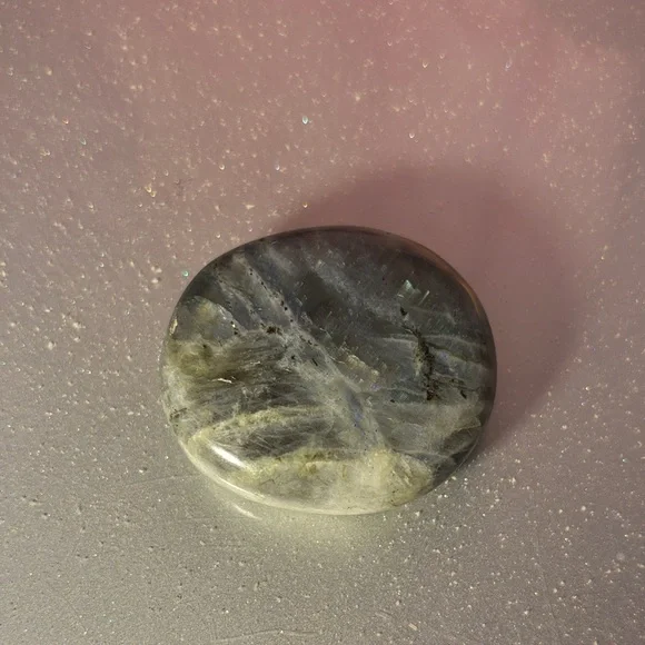 Labradorite Palm Stone with purple shine - Picture 3 of 3